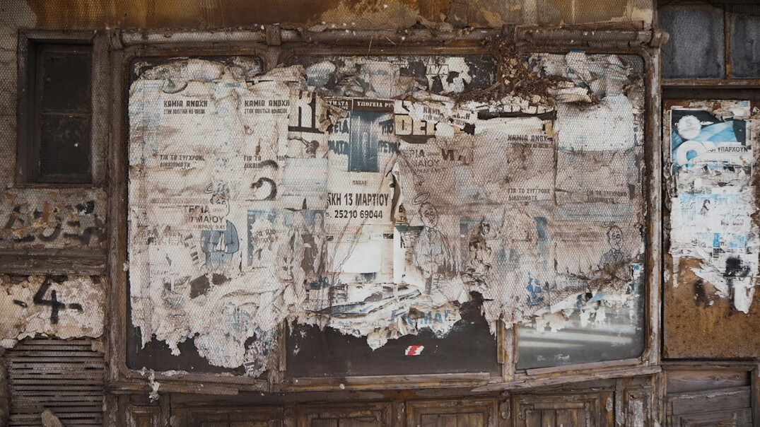 Mur d'affiches publicitaires vintage